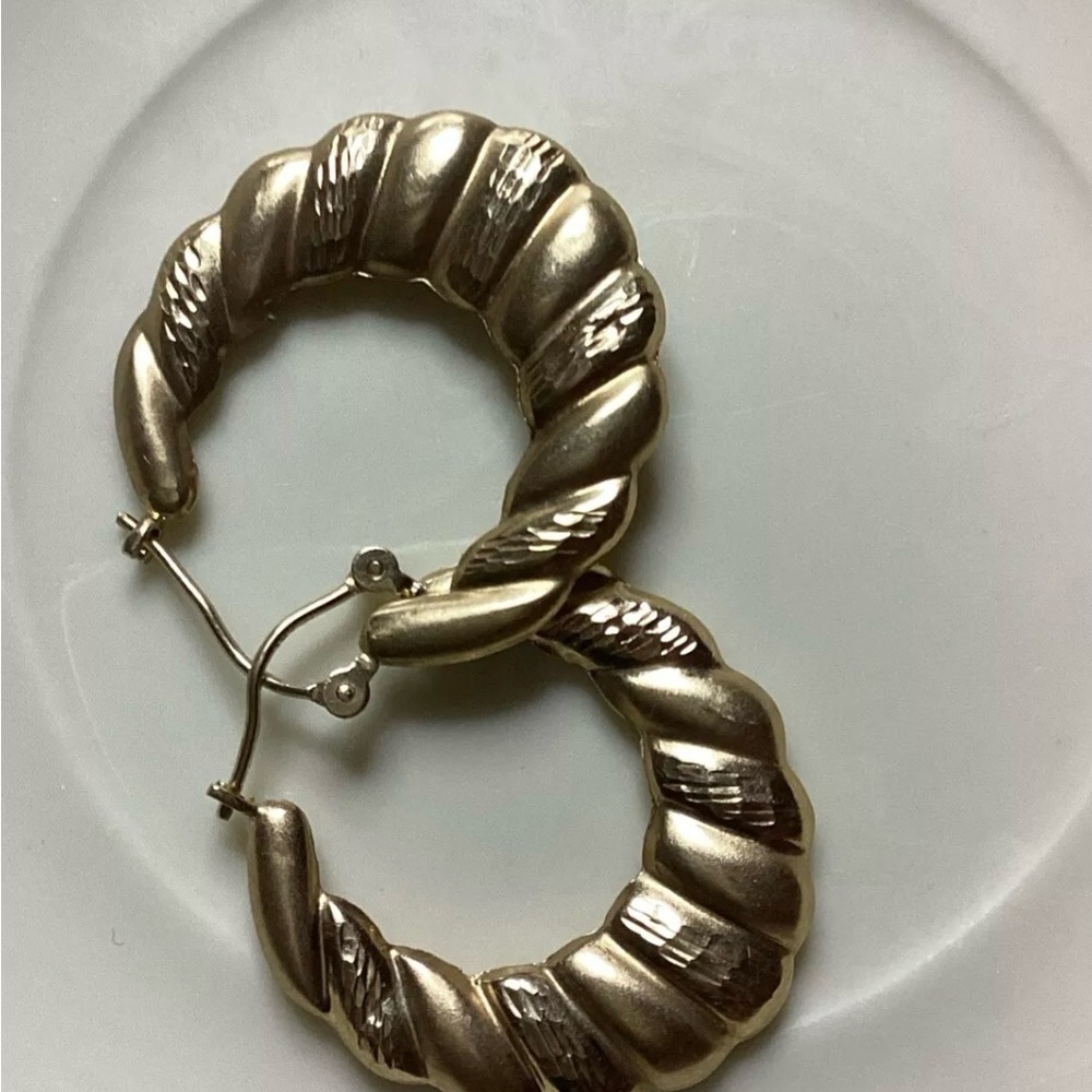 14k Gold Scallop Design Oblong Hoop Earrings